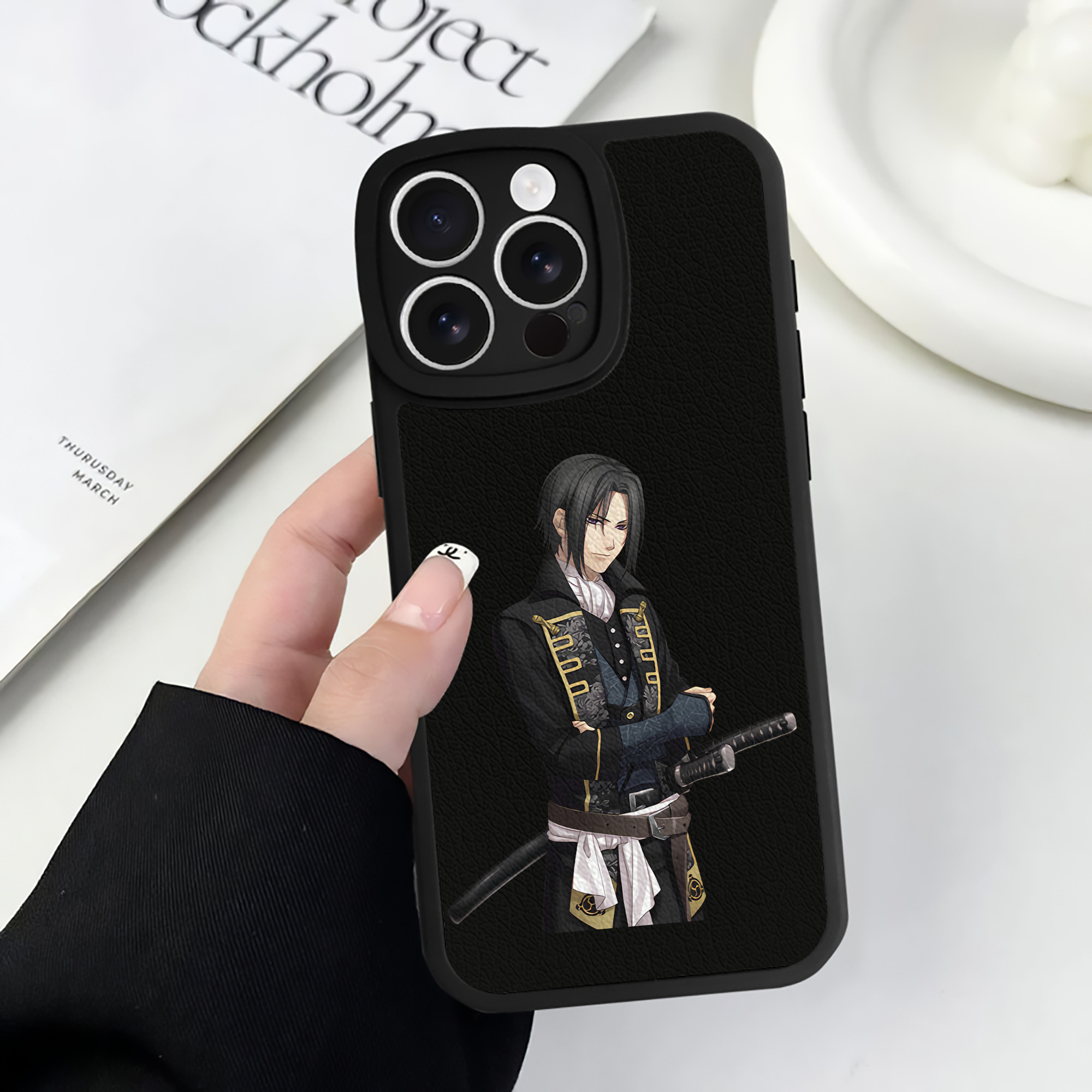（画像用） ぎんたま 坂田銀時（さかたぎんとき） 神楽 志村新八（しむら しんぱち） GINTAMA Sakata Gintoki Kagura Shimura Shinpachi 【iPhone 16シリーズ対応】シリコンスマホケース（レザー調） 材質：シリコン